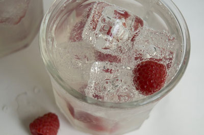 Artificial acrylic cubes make this drink appear more refreshing. [Credit: Focal length: 55mm, Shutt