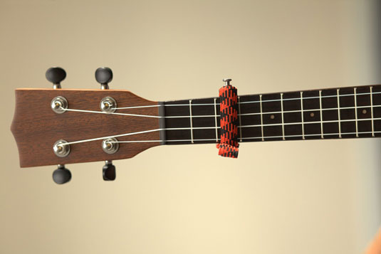 An elasticized capo.