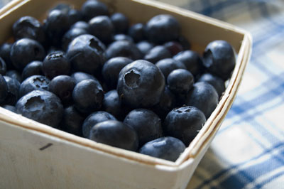 A blue pattern complements the colors of the blueberries. [Credit: Focal length: 46mm, Shutter spee
