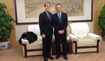Miron先生(左一)和中国国家新闻出版广电总局副局长邬书林先生合影